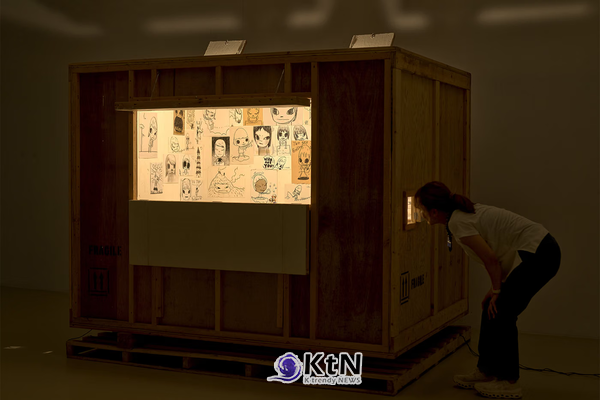 [전시트렌드④] 작품 한 점에서 ‘방’으로…관람객을 안으로 끌어들이는 전시.  사진=Yoshitomo Nara and Mark Rothko / Sotheby’s Hong Kong, K trendy NEWS DB ⓒ케이 트렌디뉴스 무단전재 및 수집, 재배포금지