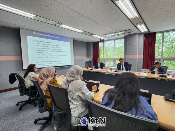 [K-뷰티 글로벌전략①] 동남아 5개국 규제당국자 한국으로…K-뷰티, 시장 진입에서 규제 협력으로.  사진=김주덕 facebook.  K trendy NEWS DB ⓒ케이 트렌디뉴스 무단전재 및 수집, 재배포금지