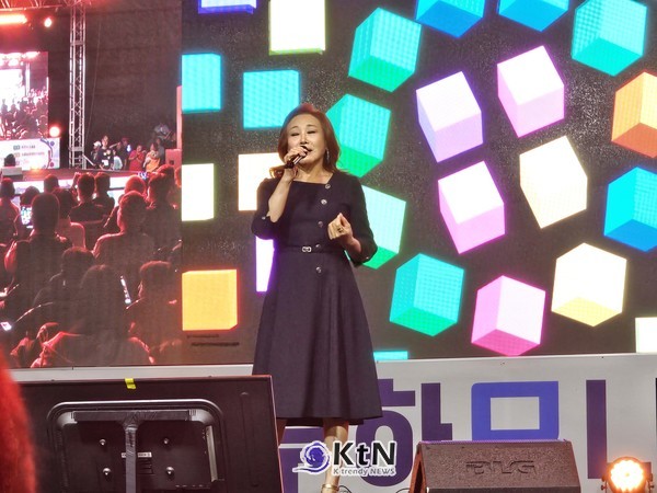 포천시 축제에 남다른 인연을 소개한 국민가수 주현미 열창 모습 (사진=조영식 기자)