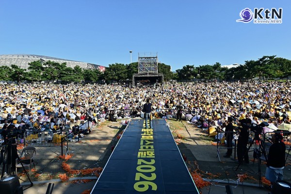 김남길은 20일 서울 송파구 올림픽공원 88잔디마당에서 열린 '2026 KB 조이올팍 페스티벌' 무대에 올라 풀 밴드 세션과 함께 약 30분간 라이브 공연을 펼쳤다.  사진=2026. 09.21. 길스토리이엔티 K trendy NEWS DB ⓒ케이 트렌디뉴스 무단전재 및 수집, 재배포금지