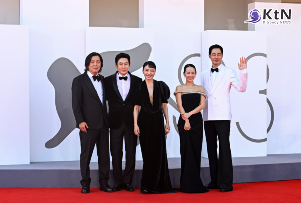 '전도연, 100년에 한 번 나올 명연기' 외신 찬사 봇물…베니스 발칵! 외신 평점 'A' 터졌다… 7분 기립박수 쏟아진 이창동 신작 '가능한 사랑'  진=2026. 09.07 넷플릭스 '가능한 사랑  (이창동 감독과 전도연, 설경구, 조인성, 조여정이 함께한 제83회 베니스국제영화제 월드 프리미어 현장 공개)  K trendy NEWS DB ⓒ케이 트렌디뉴스 무단전재 및 수집, 재배포금지