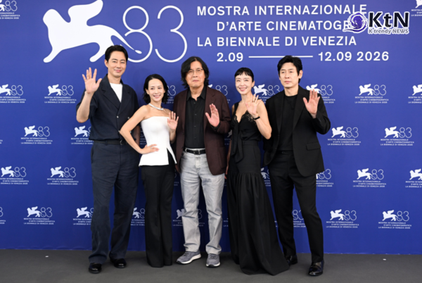 '전도연, 100년에 한 번 나올 명연기' 외신 찬사 봇물…베니스 발칵! 외신 평점 'A' 터졌다… 7분 기립박수 쏟아진 이창동 신작 '가능한 사랑'    사진=2026. 09.07 넷플릭스 '가능한 사랑  (이창동 감독과 전도연, 설경구, 조인성, 조여정이 함께한 제83회 베니스국제영화제 월드 프리미어 현장 공개)  K trendy NEWS DB ⓒ케이 트렌디뉴스 무단전재 및 수집, 재배포금지