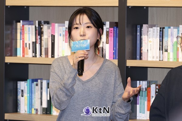 천선란 작가가 21일 오후 서울 강남구 최인아책방에서 열린 뮤지컬 ‘이끼숲’ 미디어 쇼케이스에서 작품에 대해 이야기하고 있다. 사진=K trendy NEWS DB ⓒ케이 트렌디뉴스 무단전재 및 수집, 재배포금지