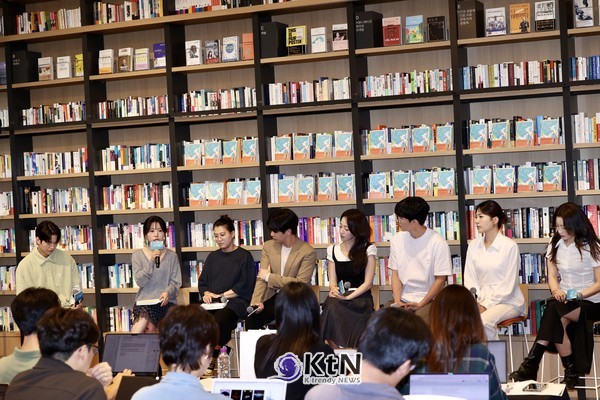 21일 오후 서울 강남구 최인아책방에서 열린 뮤지컬 ‘이끼숲’ 미디어 쇼케이스에 천선란 작가와 오루피나 연출, 배우 송유택·전혜주·이주순·정다예·윤지우가 참석했다. 진행은 방송인 유재필이 맡았다.  사진=K trendy NEWS DB ⓒ케이 트렌디뉴스 무단전재 및 수집, 재배포금지