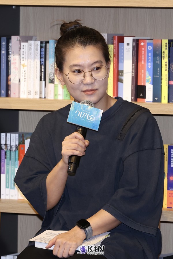 오루피나 연출이 21일 오후 서울 강남구 최인아책방에서 열린 뮤지컬 ‘이끼숲’ 미디어 쇼케이스에서 소설을 무대로 옮기는 과정에 대해 이야기하고 있다.  사진=K trendy NEWS DB ⓒ케이 트렌디뉴스 무단전재 및 수집, 재배포금지