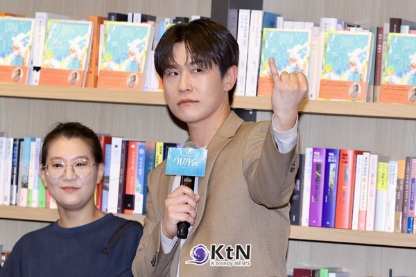 오루피나 연출과 배우 송유택이 뮤지컬 ‘이끼숲’ 미디어 쇼케이스에서 이야기를 나누고 있다. 사진=K trendy NEWS DB ⓒ케이 트렌디뉴스 무단전재 및 수집, 재배포금지