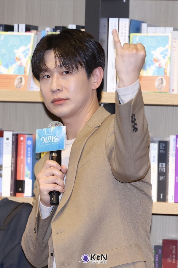 마르코 역 송유택이 21일 서울 강남구 최인아책방에서 열린 뮤지컬 ‘이끼숲’ 미디어 쇼케이스에서 작품에 대해 이야기하고 있다. 사진=K trendy NEWS DB ⓒ케이 트렌디뉴스 무단전재 및 수집, 재배포금지