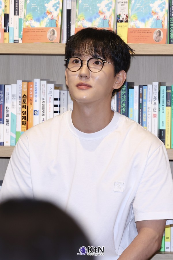 유오 역 이주순이 뮤지컬 ‘이끼숲’ 미디어 쇼케이스에서 이야기를 듣고 있다. 사진=K trendy NEWS DB ⓒ케이 트렌디뉴스 무단전재 및 수집, 재배포금지