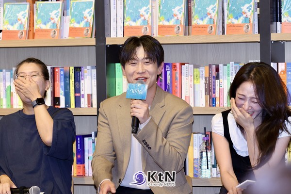오루피나 연출과 배우 송유택, 전혜주가 21일 서울 강남구 최인아책방에서 열린 뮤지컬 ‘이끼숲’ 미디어 쇼케이스에서 이야기를 나누고 있다.