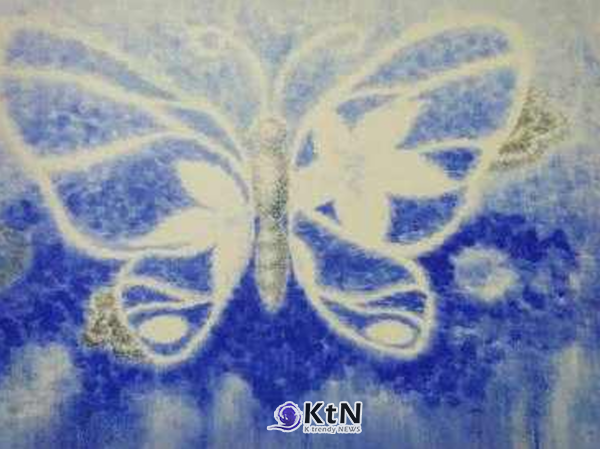 나비킴(Navikim·김현정), ‘햇살 내리는(Sunny Rainy)’, 2007, 장지에 분채, 100×80cm. 분채를 세밀하게 중첩해 빛을 받아 투명해진 색을 구현하려 한 작품으로, 이후 실제 광원을 사용하는 ‘날으는 빛’ 연작으로 이어지는 색채 탐구가 담겨 있다.