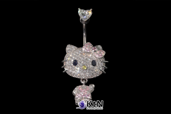Mavani & Co. Crafts Custom Diamond Hello Kitty Belly Button Rings for Doja Cat. 사진=Mavani, K trendy NEWS DB ⓒ케이 트렌디뉴스 무단전재 및 수집, 재배포금지