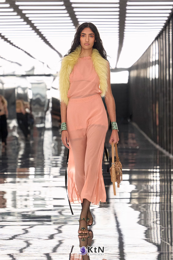 [이미지컨설팅②] 브라렛·와이드 팬츠, 허리선이 바꾸는 몸의 비율. 사진=Fendi, K trendy NEWS DB ⓒ케이 트렌디뉴스 무단전재 및 수집, 재배포금지