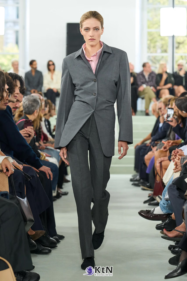 Jil Sander SS27 Puts a Wrinkle In Its Minimalism. 사진=Filippo Fior, K trendy NEWS DB ⓒ케이 트렌디뉴스 무단전재 및 수집, 재배포금지