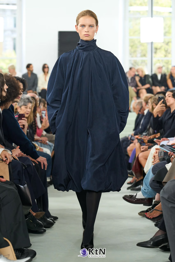 Jil Sander SS27 Puts a Wrinkle In Its Minimalism. 사진=Filippo Fior, K trendy NEWS DB ⓒ케이 트렌디뉴스 무단전재 및 수집, 재배포금지