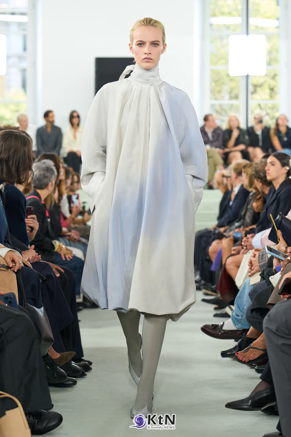 Jil Sander SS27 Puts a Wrinkle In Its Minimalism. 사진=Filippo Fior, K trendy NEWS DB ⓒ케이 트렌디뉴스 무단전재 및 수집, 재배포금지