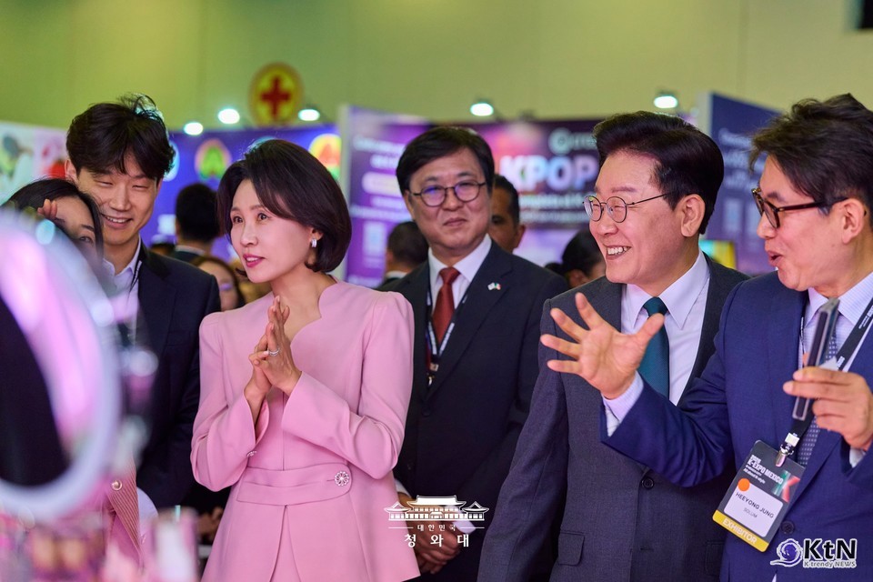 이재명 대통령과 김혜경 여사가 25일(현지시간) 멕시코시티 GNP 스타디움에서 열린 한-멕시코 문화교류 콘서트 '스트레이시티(STRAYCITY)'를 찾아 스트레이키즈 멤버들을 격려하고 멕시코 청소년들과 만났다.  /사진=청와대, K trendy NEWS DB ⓒ케이 트렌디뉴스 무단전재 및 수집, 재배포금지