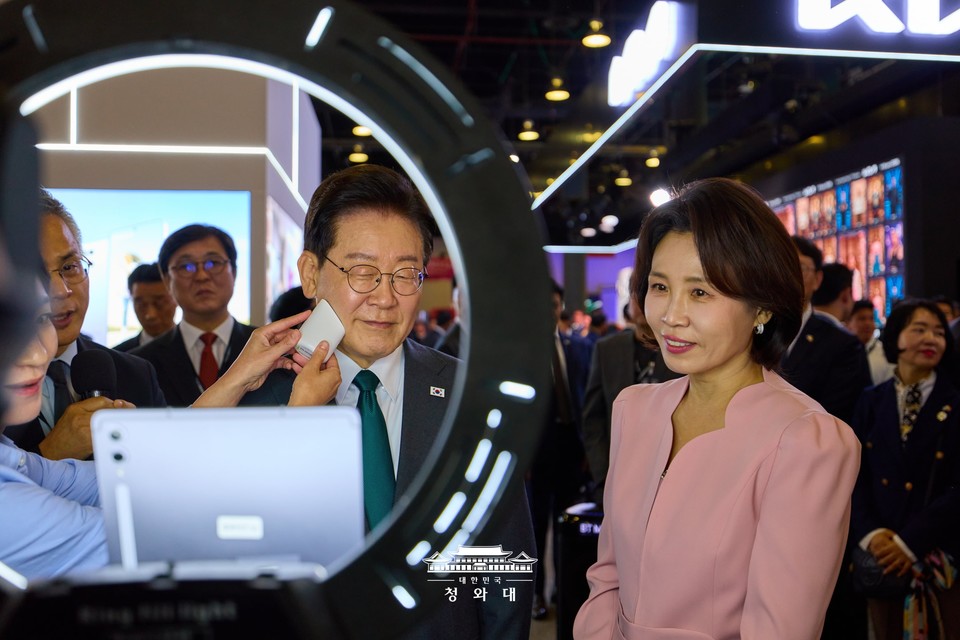 이재명 대통령이 K-엑스포 멕시코 뷰티 부스에서 피부 측정 기기로 K-뷰티 체험을 하고 있다. 오른쪽은 김혜경 여사. /사진=청와대, K trendy NEWS DB ⓒ케이 트렌디뉴스 무단전재 및 수집, 재배포금지