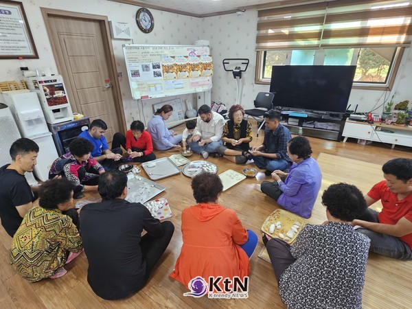 '한국어 네트워크'에서 한국어 공부하는 외국인 노동자들이 포천시 군내면 직두1리 경로당에서 송편빚기를 체험하고 있다. (사진=조영식 기자)