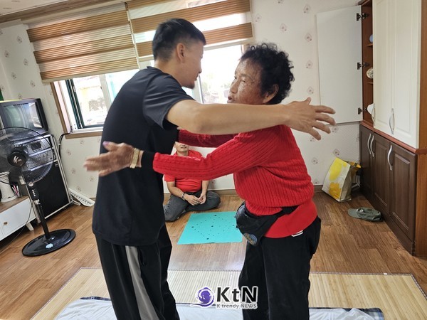 윷놀이 뒤에는 어르신들이 외국인에게 다가가 안아주며 성공적인 한국생활을 응원했다. (사진=조영식 기자)
