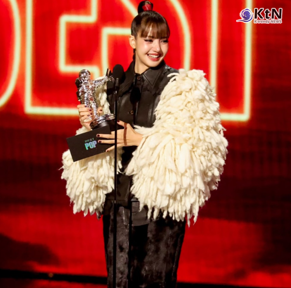 마돈나 제쳤다…방탄소년단, MTV VMAs 대상 격 '올해의 노래' 포함 3관왕  Surpassing Madonna: BTS Clinches 3 Trophies at 2026 MTV VMAs, Including Top Honor 'Song of the Year'  사진=2026. 09.28.VMAs  (‘베스트 팝’에서는 블랙핑크 리사가 자신의 존재감을 각인시켰다. 리사는 일본 배우 사카구치 켄타로가 피처링으로 참여한 솔로 곡 ‘드림(Dream)’으로 ‘베스트 팝’ 부문 수상자로 호명됐다.) K trendy NEWS DB ⓒ케이 트렌디뉴스 무단전재 및 수집, 재배포금지