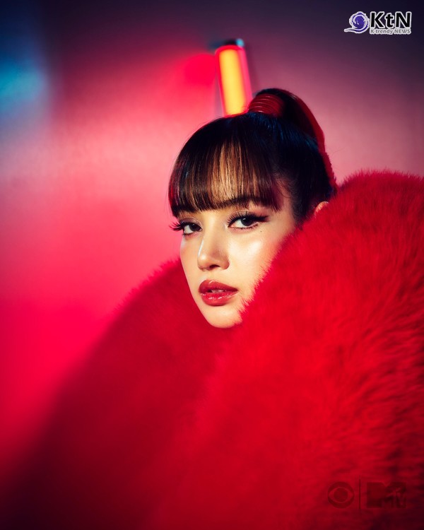 블랙핑크 리사, 붉은 시스루로 레드카펫 압도…아시아 솔로 최초 '베스트 팝' 석권 [美 MTV VMAs ] 사진=2026. 09.28  MTV VMA 인스타그램 갈무리   .K trendy NEWS DB ⓒ케이 트렌디뉴스 무단전재 및 수집, 재배포금지