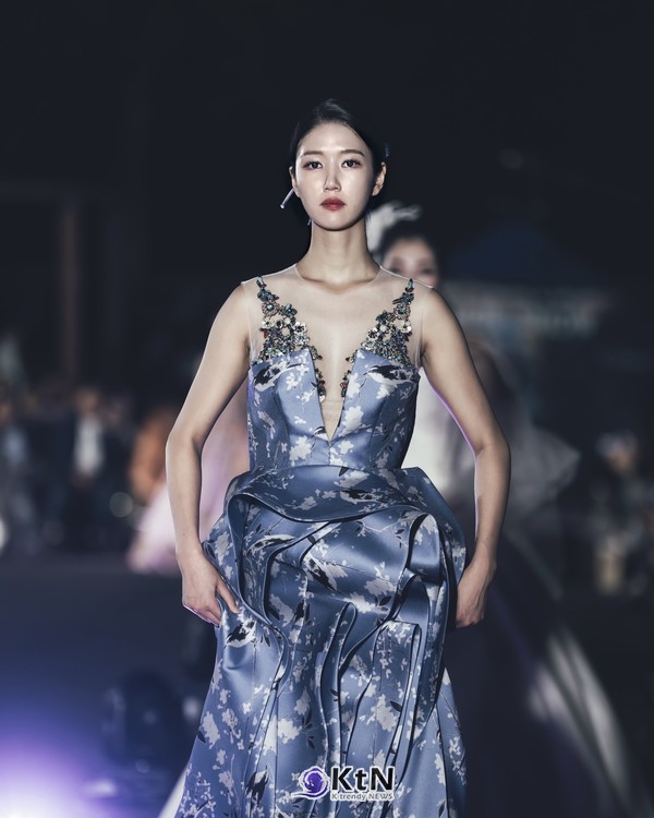 김미숙 REVIQUE, 파리 SS27 무대…웨딩 패턴을 패션 드레스로 확장. 사진=REVIQUE, K trendy NEWS DB ⓒ케이 트렌디뉴스 무단전재 및 수집, 재배포금지