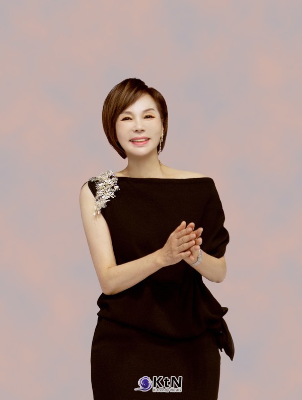 김미숙 REVIQUE, 파리 SS27 무대…웨딩 패턴을 패션 드레스로 확장. 사진=REVIQUE, K trendy NEWS DB ⓒ케이 트렌디뉴스 무단전재 및 수집, 재배포금지