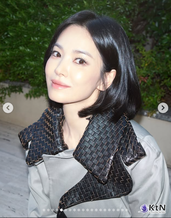 배우 송혜교가 1000만원을 웃도는 명품 트렌치코트를 착용하고 밀라노 패션위크 현장에 등장해 세계적인 주목을 받았다. 14년간 몸담았던 소속사와 결별한 뒤 홀로서기에 나선 송혜교는 글로벌 앰버서더 활동과 더불어 과거  배우 강동원과 주연작 영상의 뮤직비디오 재탄생 소식까지 겹치며 연예계 안팎의 이목을 집중시키고 있다.  사진=2026. 09.29. 송혜교 인스타그램  갈무리 K trendy NEWS DB ⓒ케이 트렌디뉴스 무단전재 및 수집, 재배포금지
