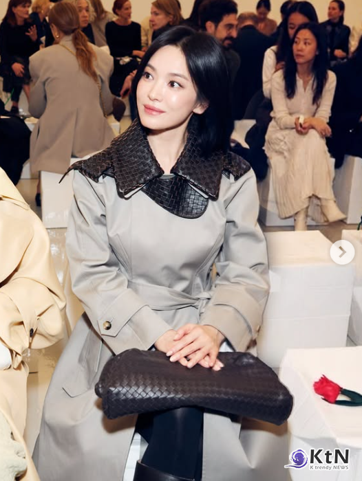 배우 송혜교가 1000만원을 웃도는 명품 트렌치코트를 착용하고 밀라노 패션위크 현장에 등장해 세계적인 주목을 받았다. 14년간 몸담았던 소속사와 결별한 뒤 홀로서기에 나선 송혜교는 글로벌 앰버서더 활동과 더불어 과거  배우 강동원과 주연작 영상의 뮤직비디오 재탄생 소식까지 겹치며 연예계 안팎의 이목을 집중시키고 있다.  사진=2026. 09.29. 송혜교 인스타그램  갈무리 K trendy NEWS DB ⓒ케이 트렌디뉴스 무단전재 및 수집, 재배포금지