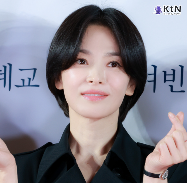 배우 송혜교가 1000만원을 웃도는 명품 트렌치코트를 착용하고 밀라노 패션위크 현장에 등장해 세계적인 주목을 받았다. 14년간 몸담았던 소속사와 결별한 뒤 홀로서기에 나선 송혜교는 글로벌 앰버서더 활동과 더불어 과거  배우 강동원과 주연작 영상의 뮤직비디오 재탄생 소식까지 겹치며 연예계 안팎의 이목을 집중시키고 있다.  사진=2026. 09.29.  K trendy NEWS DB ⓒ케이 트렌디뉴스 무단전재 및 수집, 재배포금지