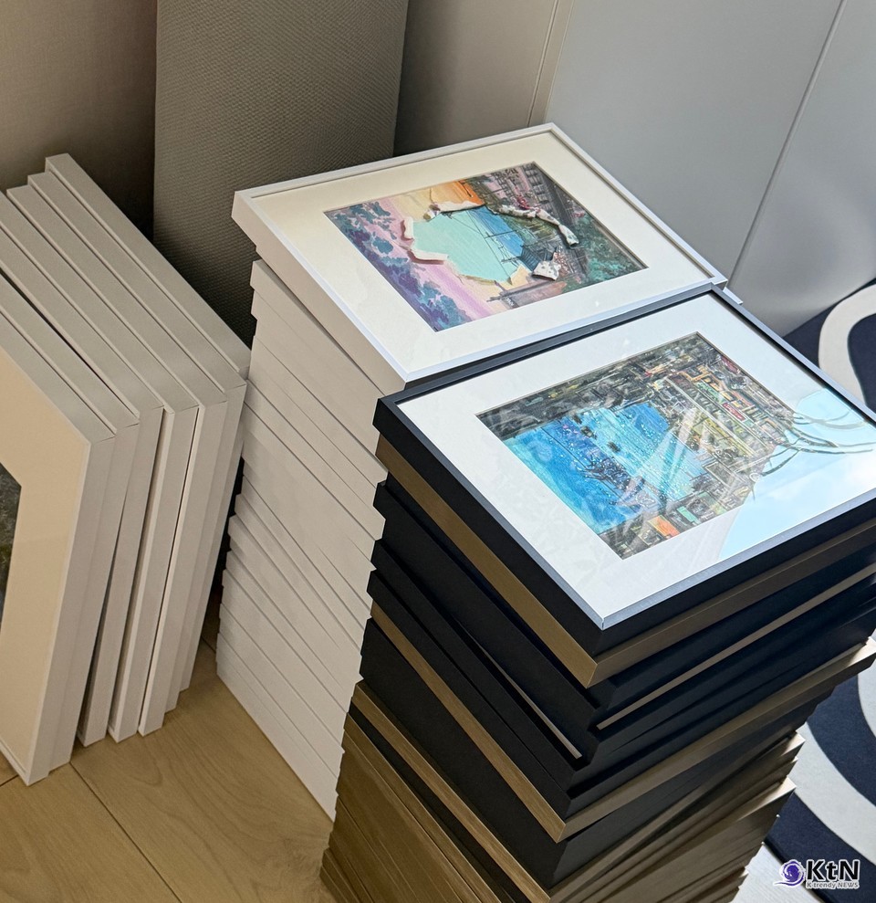 전시를 앞두고 액자에 담긴 나수 작가의 작품들이 차곡차곡 준비된 모습. 다양한 풍경 작업이 흰색과 검은색 프레임에 담겨 전시를 기다리고 있다. 사진 제공=나수 작가 / K trendy NEWS DB ⓒ케이 트렌디뉴스 무단전재 및 수집, 재배포금지