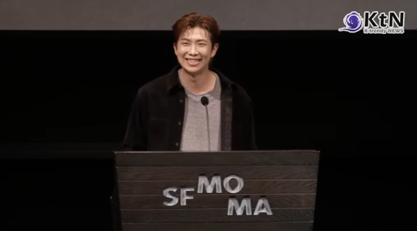 RM SFMOMA 소장품전  사진=2026. 09.30. @SFMOMA X 갈무리  (방탄소년단(BTS) RM(김남준)의 개인 소장품을 처음 미술관에서 공개하는 특별전 ‘RM X SFMOMA: Between You and Me’가 10월 3일 미국 샌프란시스코 현대미술관(SFMOMA)에서 개막한다. ) K trendy NEWS DB ⓒ케이 트렌디뉴스 무단전재 및 수집, 재배포금지
