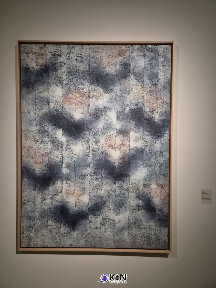 방혜자, ‘비상’, 2000, 부직포에 천연안료, 197×144㎝, 랄린 라흐마트 샤 소장. 옅은 바탕에 남청·보라 계열의 어두운 흔적과 갈색·주황빛이 흩어지고 겹치며 서로 다른 깊이를 만든다. 한지에서 이어온 색의 스밈을 부직포와 천연안료로 확장한 2000년 작업이다.