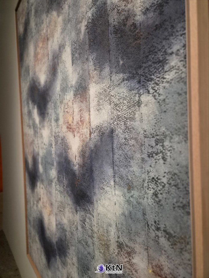 방혜자, ‘비상’, 2000, 부직포에 천연안료, 197×144㎝, 랄린 라흐마트 샤 소장. 옅은 바탕에 남청·보라 계열의 어두운 흔적과 갈색·주황빛이 흩어지고 겹치며 서로 다른 깊이를 만든다. 한지에서 이어온 색의 스밈을 부직포와 천연안료로 확장한 2000년 작업이다.  사진=K trendy NEWS DB ⓒ케이 트렌디뉴스 무단전재 및 수집, 재배포금지