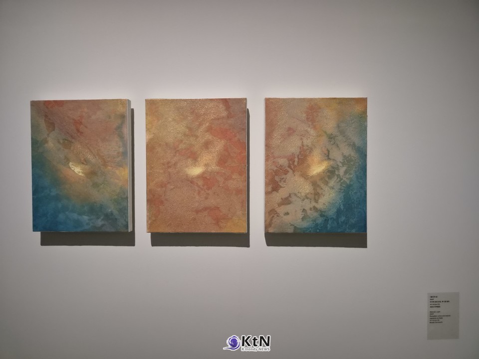 방혜자, ‘물성과 빛’, 2007, 닥지에 천연안료·루시용 황토, 41×31㎝ 3점, 청록과 황토·적갈색 계열이 서로 스며들고 경계 부근에 밝은 색이 겹친다. 닥지와 천연안료, 실제 흙의 입자가 만나 색층 안에서 빛의 깊이를 만들어낸다  사진=K trendy NEWS DB ⓒ케이 트렌디뉴스 무단전재 및 수집, 재배포금지