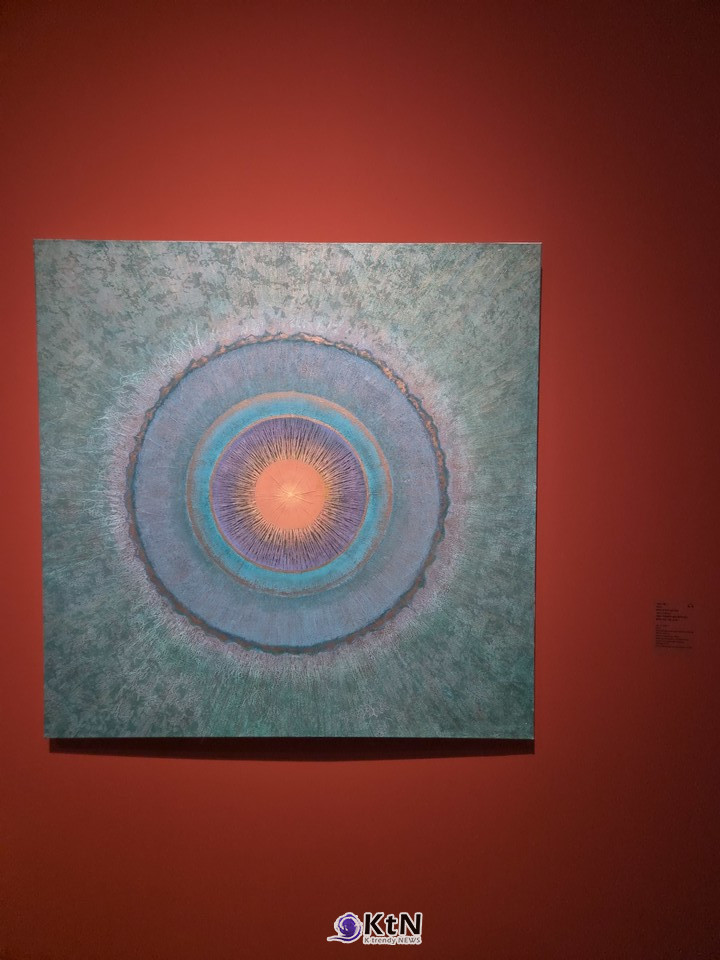 방혜자, ‘빛의 기쁨 I’, 2020, 캔버스에 닥지·천연안료, 125.3×125㎝, 프랑스 국립현대미술관 퐁피두센터 소장. 주황빛 중심을 남색과 청록의 원이 여러 겹 감싸고 가느다란 선이 둘레로 뻗는다. 중심의 밝음과 색의 파동을 사각의 공간 안에 응축한 방혜자의 후기 대표작으로, 2024년 방혜자재단 기증을 통해 퐁피두센터 컬렉션에 들어갔다. 사진= K trendy NEWS DB ⓒ케이 트렌디뉴스 무단전재 및 수집, 재배포금지 