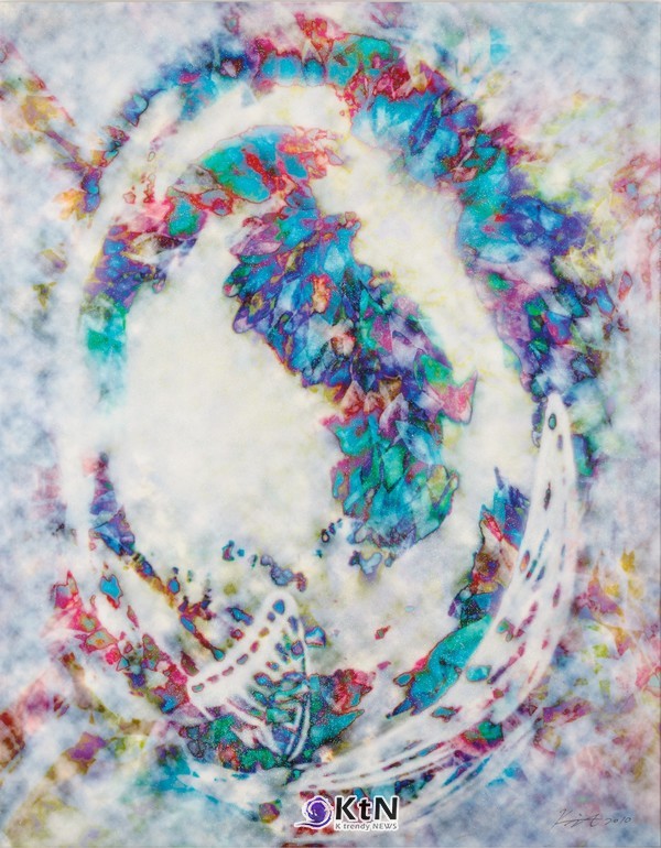 김현정, ‘무한 1(Infinity 1)’, 2012, 캔버스에 혼합재료, 143×114㎝. 수직 타원의 내부를 넓게 비우고 색과 나비를 주변부에 배치했다. 꽉 채우던 색에서 여백으로 이동하면서 비움과 새로운 시작을 한 화면에 담은 작업이다.