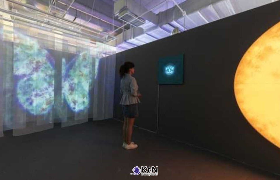 김현정, ‘내 안의 빛(The Stellar Within Me)’, 2022, ‘인터스텔라’·‘허니문’, 프로젝션 영상·패브릭·LED·아크릴, 5×10m, AK PLAZA 홍대점. 얇은 천 위에 나비 영상을 투사하고 맞은편에는 오로라와 하늘 영상을 배치했다. 회화와 사진, 영상, 빛, 공간이 결합하면서 관람객의 이동에 따라 작품의 인상이 달라지는 설치작업.