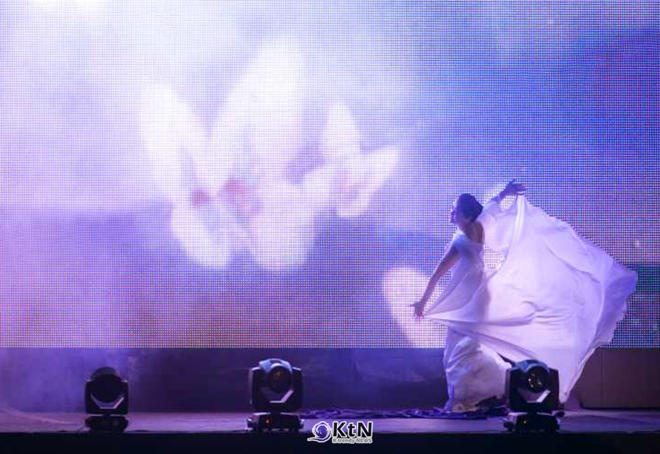 김현정, ‘빛의 창조(Creation of Light)’, 2023, 3분 영상·퍼포먼스. 오로라와 ‘빛의 나비’, 달과 ‘부활’ 연작의 이미지를 영상으로 재구성하고 작가가 무대 앞에서 직접 움직였다. 회화와 영상에 신체가 더해지면서 작가의 움직임 자체가 조형의 일부로 들어간 작업.