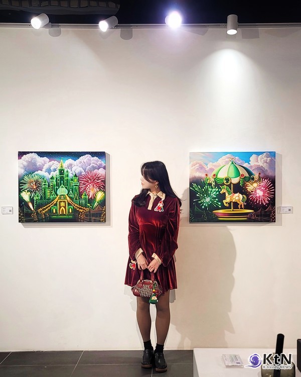 화려한 불꽃놀이와 초록빛 성, 회전목마가 어우러진 작품은 동화 속 축제의 한 장면을 연상시키며, 밝고 환상적인 색채를 통해 설렘과 즐거움이 가득한 세계를 표현한다. 사진 제공=넌지 작가 / K trendy NEWS DB ⓒ케이 트렌디뉴스 무단전재 및 수집, 재배포금지
