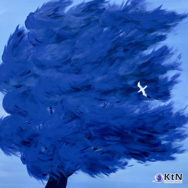 권예주 작가 특유의 깊은 푸른빛과 거친 붓질로 표현된 나무 사이를 한 마리의 새가 날아가는 작품. 짙은 푸른 나무와 대비되는 하얀 새가 화면 속 기억과 시간의 흐름을 상징적으로 보여준다. 사진 제공=권예주 작가 / K trendy NEWS DB ⓒ케이 트렌디뉴스 무단전재 및 수집, 재배포금지