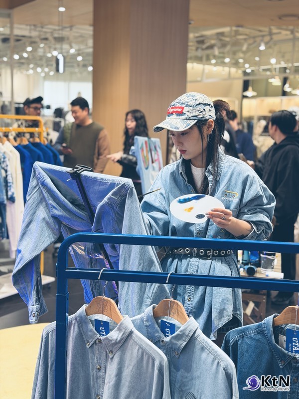 의류 매장에서 데님 의상을 캔버스 삼아 라이브 페인팅을 진행하는 릴로 작가의 모습. 자유로운 붓질과 개성 있는 색채로 일상 속 패션에 예술적 감성을 더하고 있다. 사진 제공=릴로 작가 / K trendy NEWS DB ⓒ케이 트렌디뉴스 무단전재 및 수집, 재배포금지