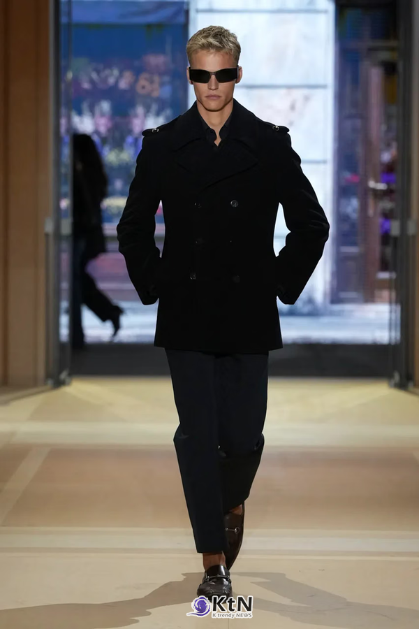 [스타일분석①] 구찌 SS27, 뾰족한 어깨가 잘 받는 얼굴과 체형. 사진=Alessandro Lucioni/Vogue Runway, K trendy NEWS DB ⓒ케이 트렌디뉴스 무단전재 및 수집, 재배포금지