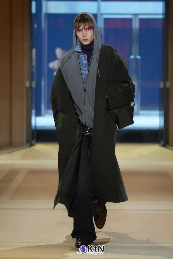 [스타일분석①] 구찌 SS27, 뾰족한 어깨가 잘 받는 얼굴과 체형. 사진=Alessandro Lucioni/Vogue Runway, K trendy NEWS DB ⓒ케이 트렌디뉴스 무단전재 및 수집, 재배포금지