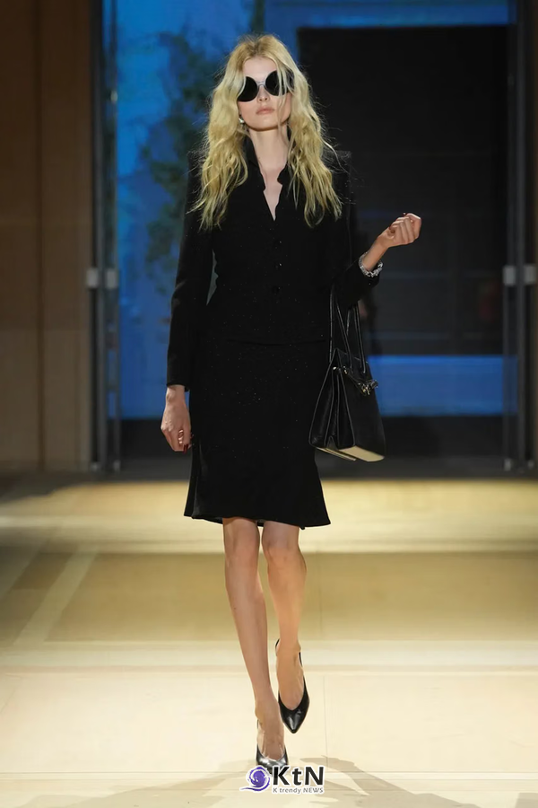 [스타일분석①] 구찌 SS27, 뾰족한 어깨가 잘 받는 얼굴과 체형. 사진=Alessandro Lucioni/Vogue Runway, K trendy NEWS DB ⓒ케이 트렌디뉴스 무단전재 및 수집, 재배포금지