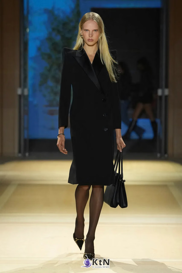 [스타일분석①] 구찌 SS27, 뾰족한 어깨가 잘 받는 얼굴과 체형. 사진=Alessandro Lucioni/Vogue Runway, K trendy NEWS DB ⓒ케이 트렌디뉴스 무단전재 및 수집, 재배포금지