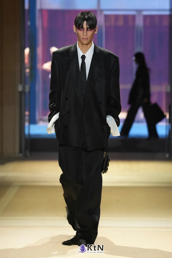 [스타일분석②] 구찌 SS27, 짧은 재킷과 발목 드러낸 팬츠가 바꾸는 비율. 사진=Alessandro Lucioni/Vogue Runway, K trendy NEWS DB ⓒ케이 트렌디뉴스 무단전재 및 수집, 재배포금지