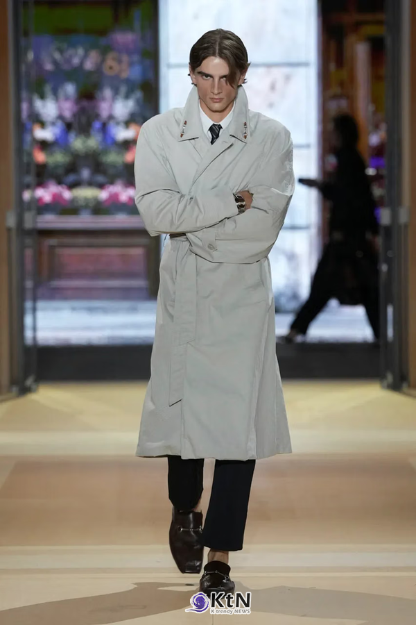 [스타일분석②] 구찌 SS27, 짧은 재킷과 발목 드러낸 팬츠가 바꾸는 비율. 사진=Alessandro Lucioni/Vogue Runway, K trendy NEWS DB ⓒ케이 트렌디뉴스 무단전재 및 수집, 재배포금지