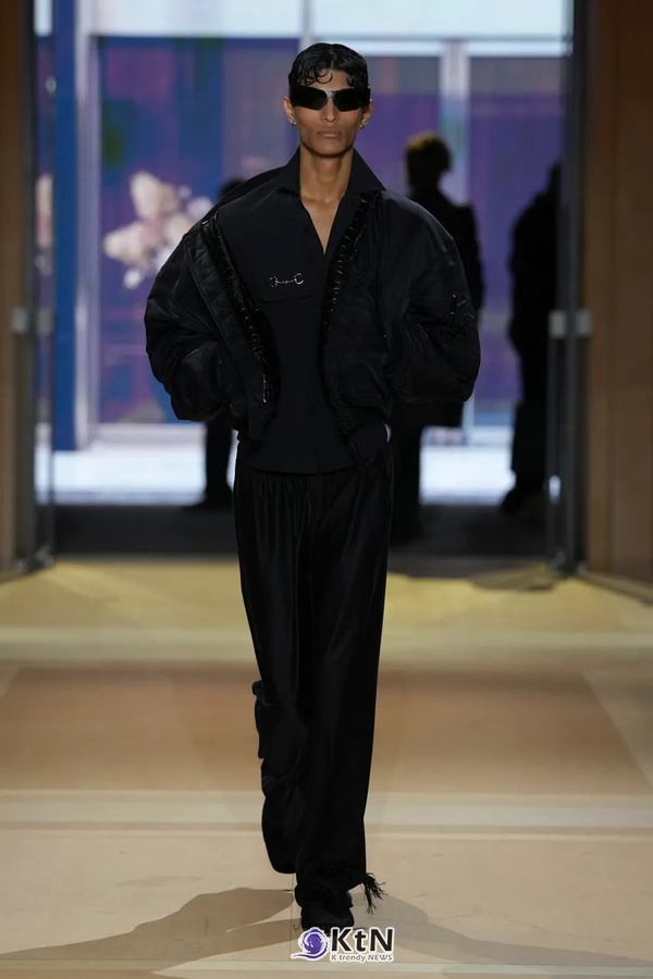 [스타일분석③] 구찌 SS27, 큰 홀스빗과 굵은 체인이 잘 받는 사람. 사진=Alessandro Lucioni/Vogue Runway, K trendy NEWS DB ⓒ케이 트렌디뉴스 무단전재 및 수집, 재배포금지