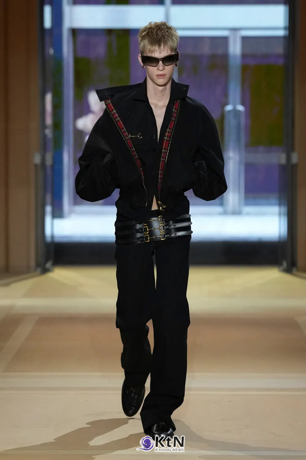 [스타일분석③] 구찌 SS27, 큰 홀스빗과 굵은 체인이 잘 받는 사람. 사진=Alessandro Lucioni/Vogue Runway, K trendy NEWS DB ⓒ케이 트렌디뉴스 무단전재 및 수집, 재배포금지